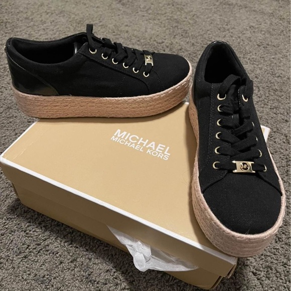 Woman’s shoes - Picture 2 of 3